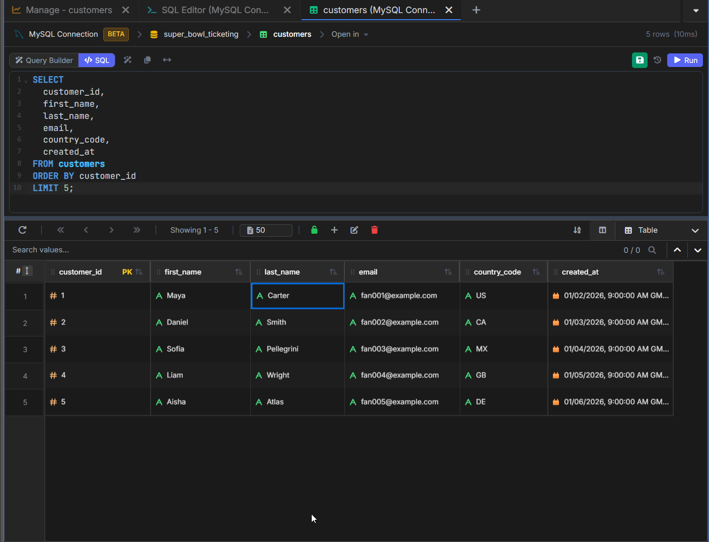 SQL query in VisuaLeaf returning five rows from a MySQL customers table.